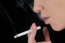 Ein Jugendlicher denkt darüber nach ob eine raucherentwöhnung mit hypnose in darmstadt in zum Nichtraucher machen würde