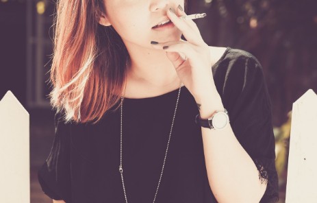 Eine junge Frau raucht und denkt über eine raucherentwöhnung durch Hypnose in Mainz nach, dann wäre sie endlich Nichtraucher!