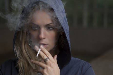 Eine Raucherin stellt sich vor wie es wäre ein Nichtraucher zu sein und denkt über eine Raucherentwöhnung mit Hypnose in Wiesbaden nach.